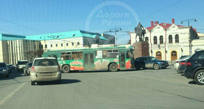 В центре Рязани 5 апреля произошло ДТП с Audi и троллейбусом