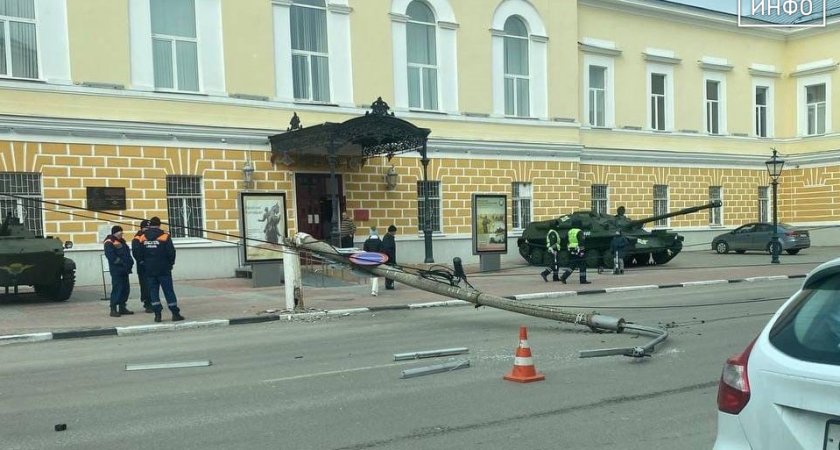 На улице Семинарской в Рязани около Музея истории ВДВ 5 апреля рухнули два столба