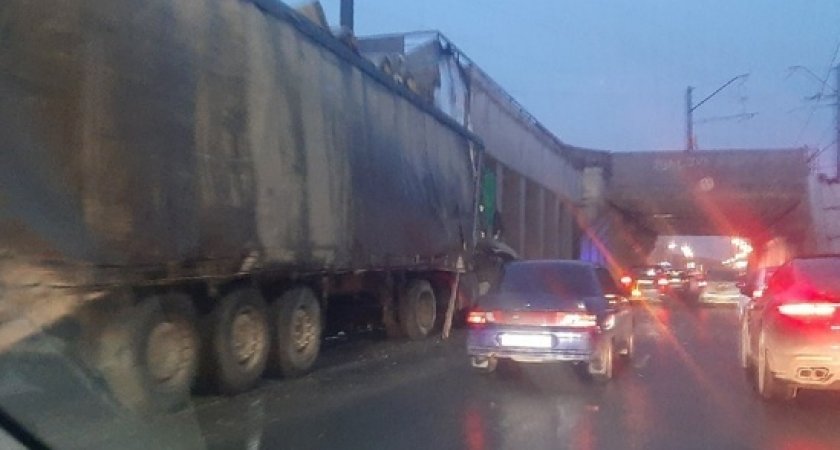 На Московском шоссе в Рязани 10 апреля фура влетела в опору моста