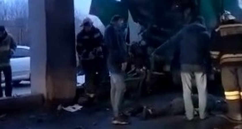 В Рязани появилось видео с пострадавшим водителем въехавшей в мост фуры