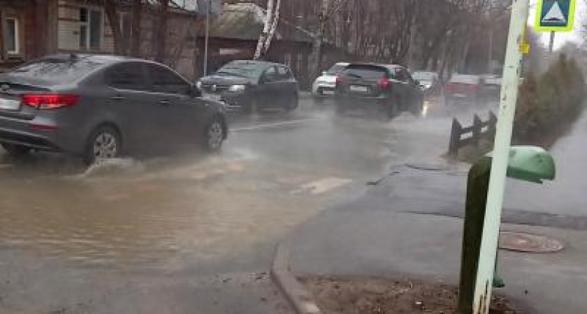 В Рязани 11 апреля затопило улицу Ленинского Комсомола
