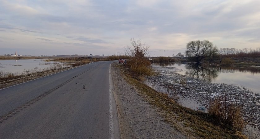 У села Заокское под Рязанью паводок подобрался к автодороге
