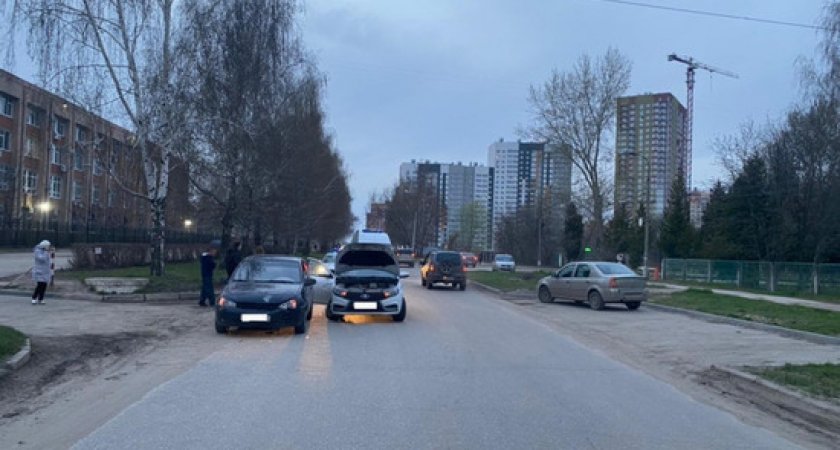В Рязани в ДТП с Lada Vesta и Lada Kalina пострадал 21-летний парень