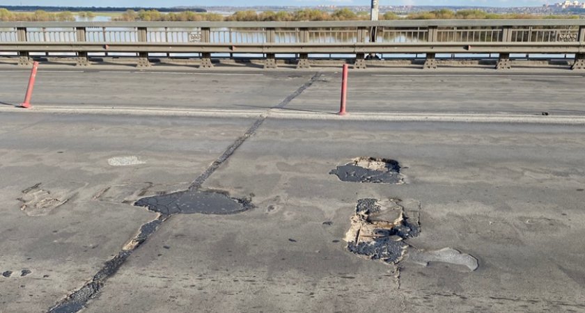 Рязанские водители пожаловались на ямы на Солотчинском мосту
