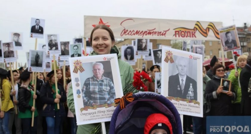 В Рязани отец погибшего на Украине героя в "Бессмертном полку" шел с фото сына
