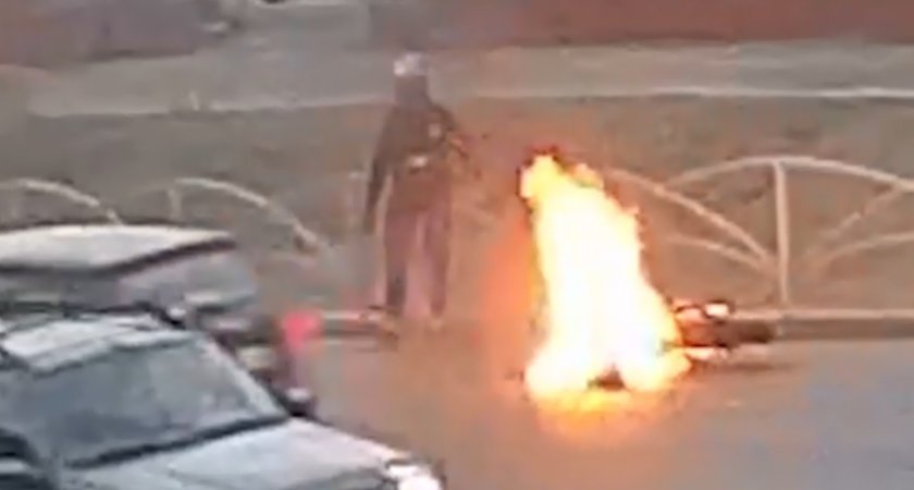 В Рязани появилось видео, как мотоцикл горел на дороге, а машины проезжали мимо