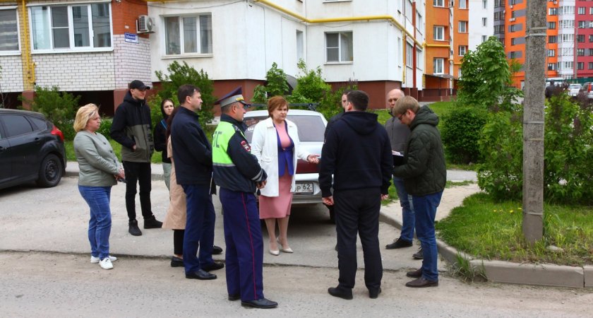 Сорокина начала опрос о запрете парковки на улице Зубковой