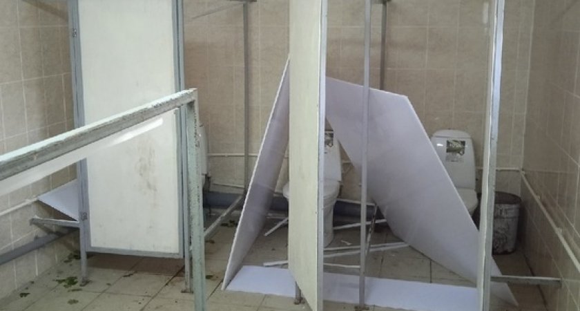 В Скопине хулиганы разгромили туалет на стадионе