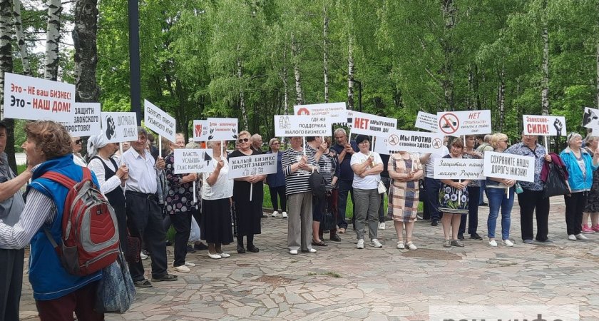 В Приокском идёт митинг против строительства карьера в Заокском