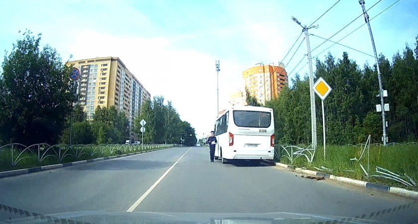 На Шереметьевской в Рязани автобус снёс барьерное ограждение