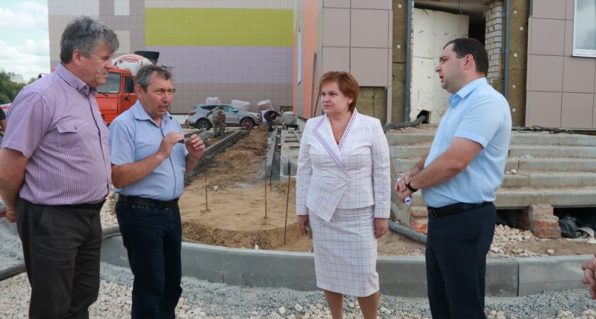 Мэр Сорокина осмотрела ход строительства школы в Кальном
