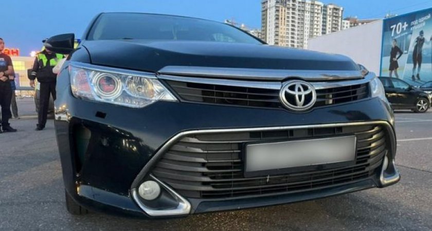 На парковке у Декатлона в Рязани Toyota сбила подростка 16 лет