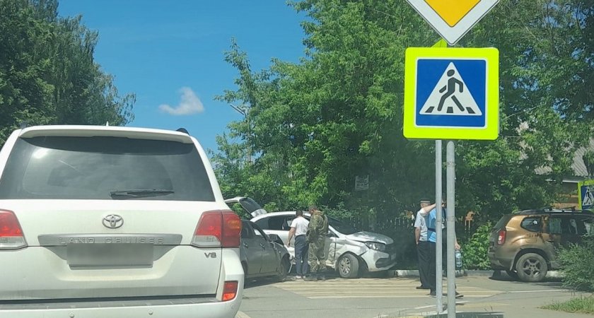 В Приокском утром 23 июня столкнулись две «Лады», пострадали оба водителя