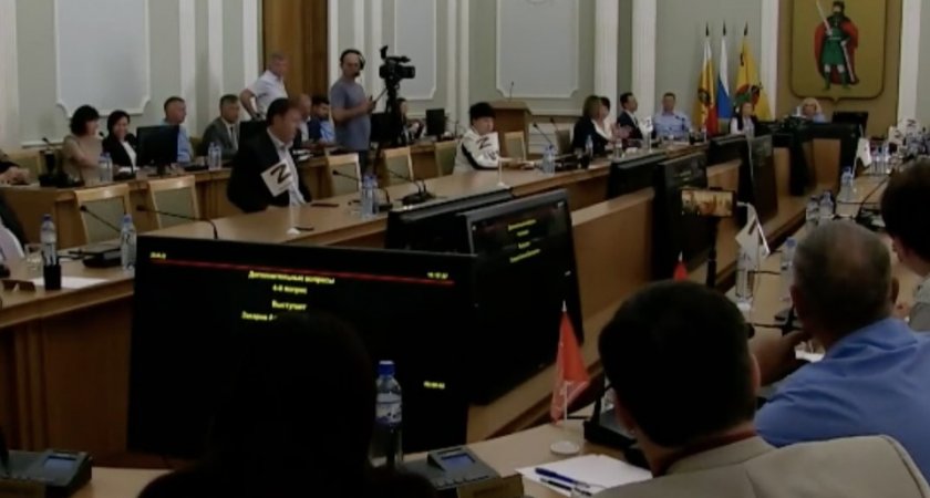 Депутат Рязгордумы 23 июня пообещал засунуть микрофон коллеге в одно место