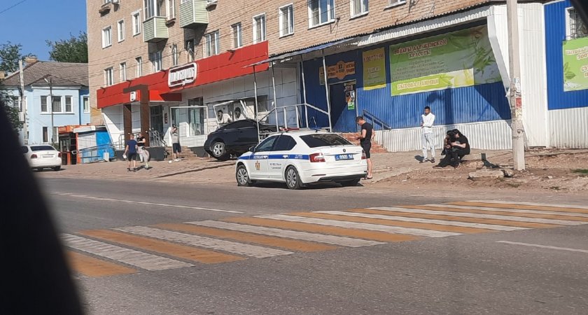 В Скопине Рязанской области автомобиль утром 28 июня влетел в крыльцо магазина