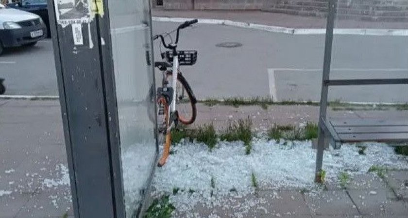 В Рязани разбили стеклянную остановку рядом со зданием ГИБДД