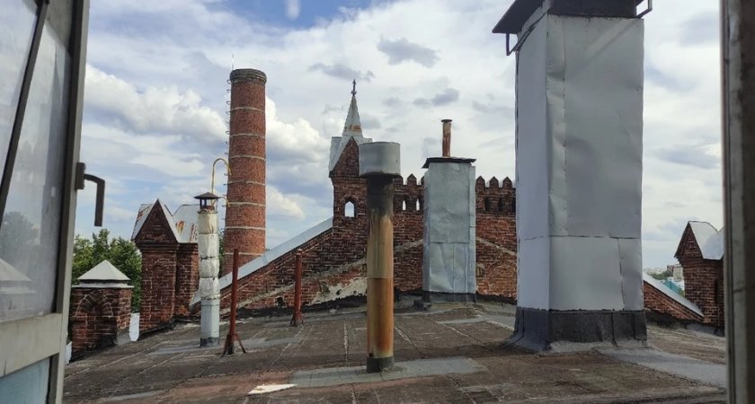 На территории бывшего хлебозавода №1 в Рязани уничтожили старинную кирпичную трубу