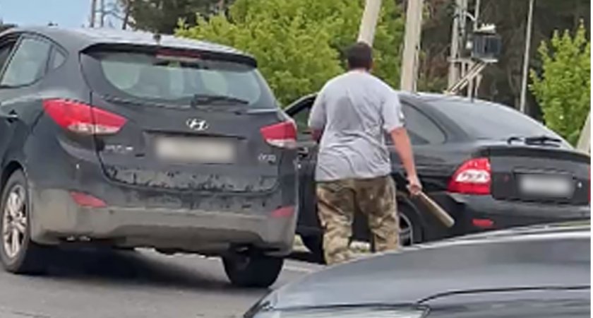 Очевидцы засняли «дорожные разборки» водителей в Рязани