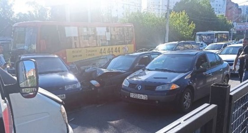 В массовом ДТП на улице Новосёлов в Рязани пострадал нетрезвый водитель Kia