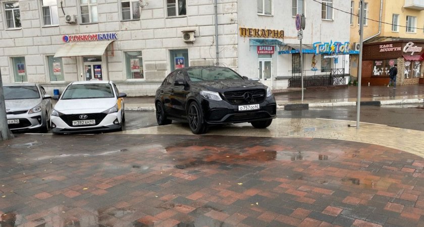 Полиция начала проверку из-за припаркованного на тротуаре в Рязани «Мерседеса»