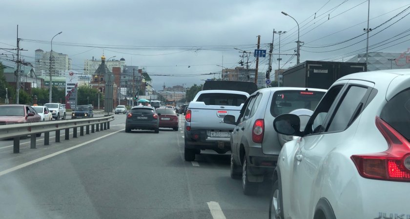 На Московском шоссе образовалась пробка из-за ДТП около «Барса»