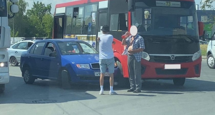 В Рязани на проезде Шабулина произошло ДТП с маршруткой № 73