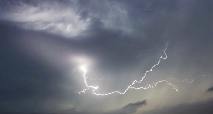 В Рязанской области 28 июля МЧС опубликовало метеопредупреждение из-за грозы и урагана