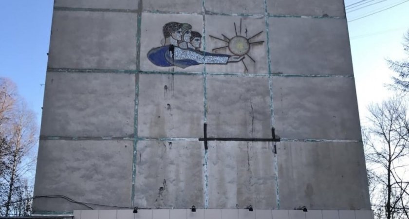  В Рязани на улице Тимакова при капремонте фасада закрасили советскую мозаику
