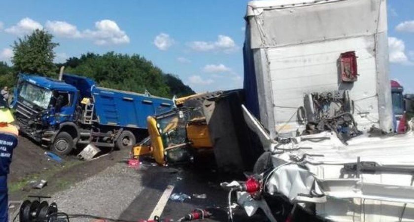 Двое рязанцев скончались в ДТП с грузовиками в Липецкой области