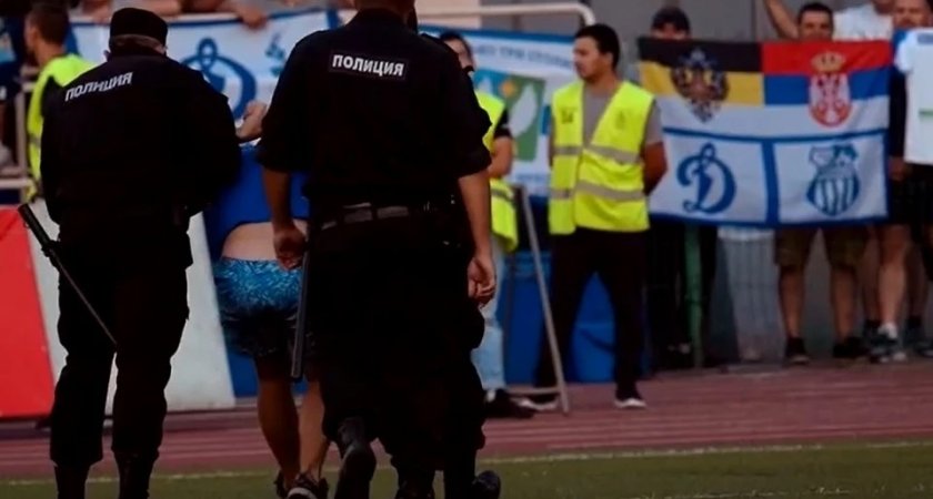 В Рязани полиция задержала футбольного фаната, который выбежал на поле