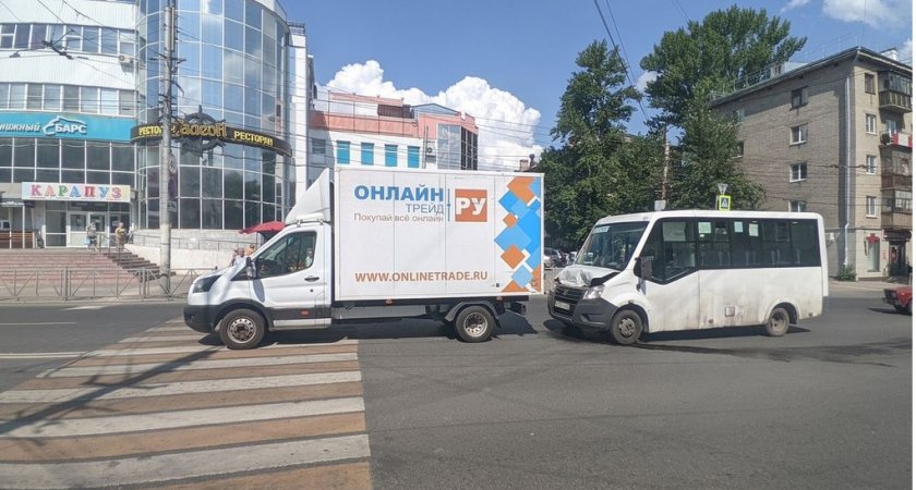В Рязани ТРК «Полетаевский» маршрутка въехала в грузовик