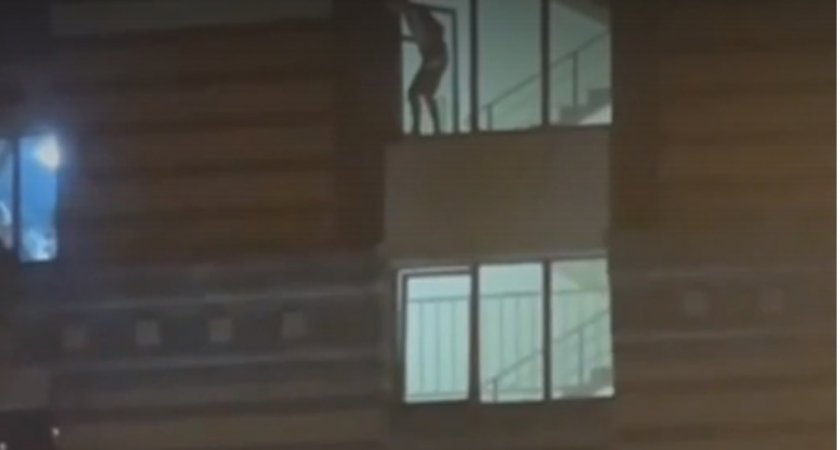 В Рязани засняли мужчину, пробравшегося в квартиру через окно