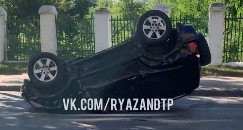 В Рязани на улице Новой после ДТП перевернулся легковой автомобиль
