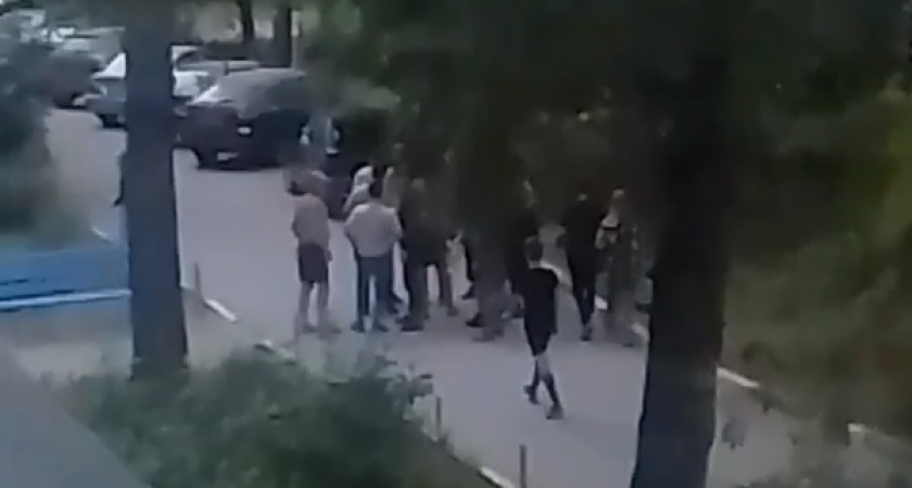 Очевидцы сняли на видео разборки во дворе на улице Зубковой