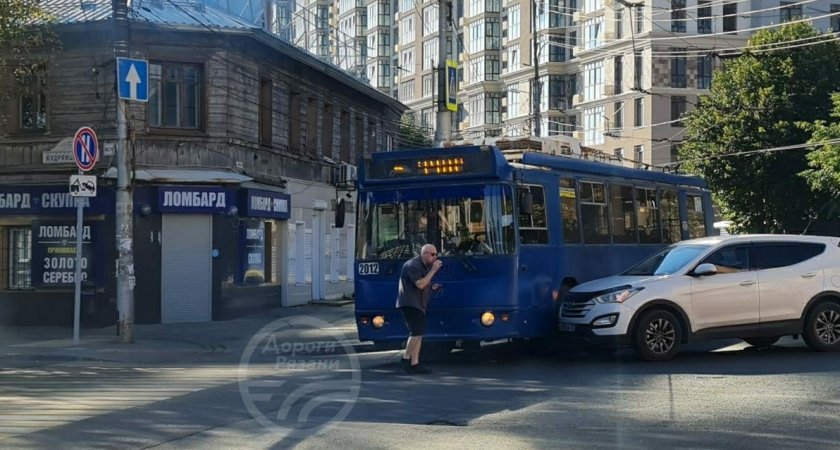 В центре Рязани утром 31 августа произошло ДТП с троллейбусом
