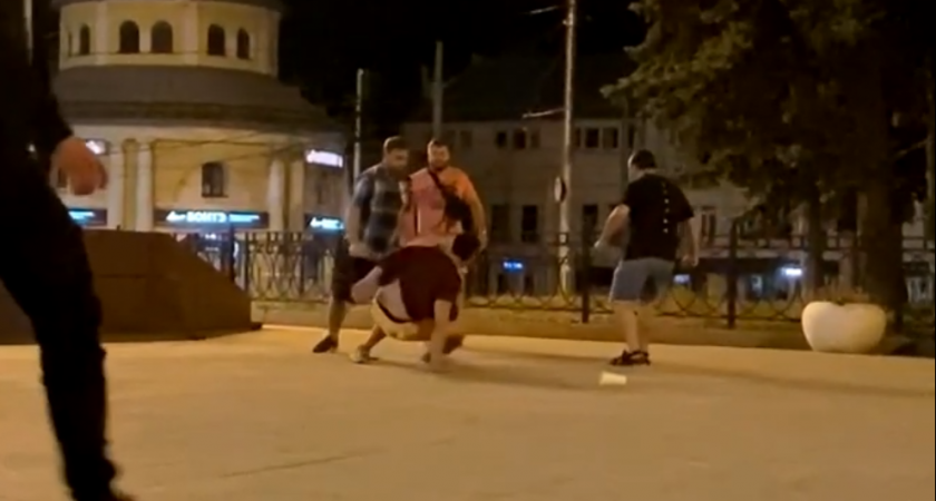 На видео в Рязани засняли драку в центре города