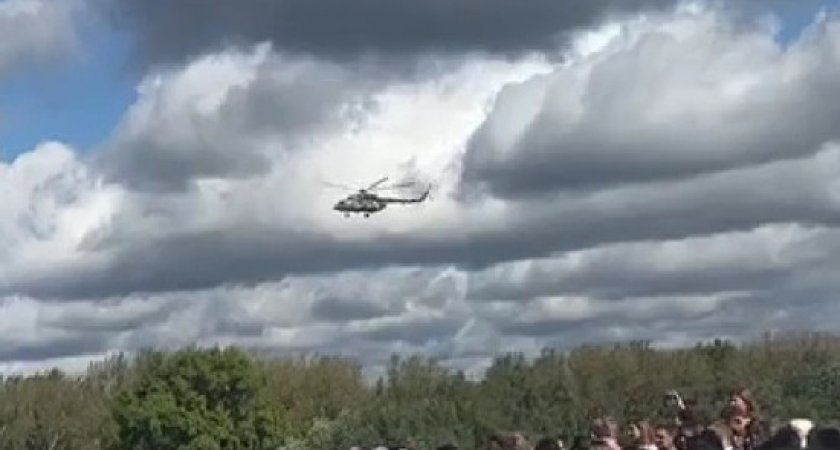 В Рязани на школьной линейке 1 сентября над учениками пролетел вертолёт