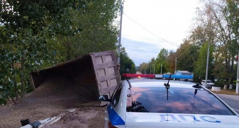 В Пронске спасатели помогли водителю КамАЗа выбраться из кабины после ДТП