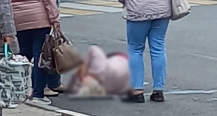 В Рязани женщина выпала из автобуса из-за плохого самочувствия и разбила голову