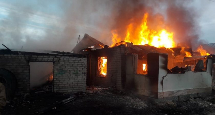 В Спасском районе загорелся жилой дом