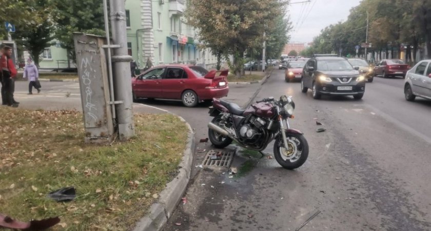 В центре Рязани в ДТП попали легковушка и мотоцикл