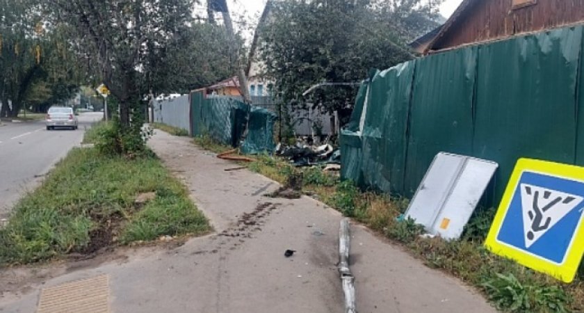 В Рязанской области машина протаранила забор частного дома 
