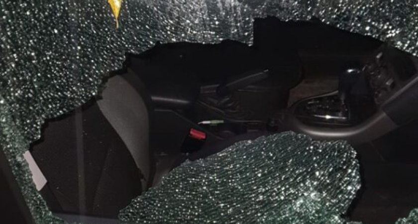 Вечером на улице Кальной в Рязани разбили стекло Peugeot 308