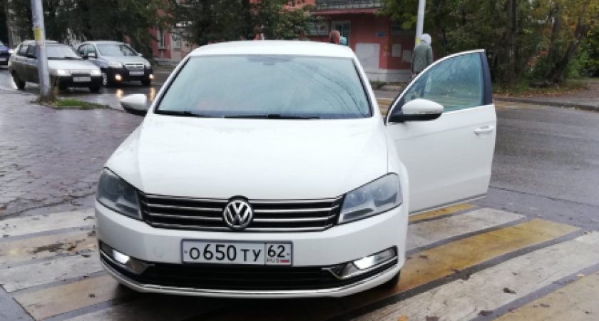 Двух водителей в Рязани оштрафовали за парковку на пешеходном переходе