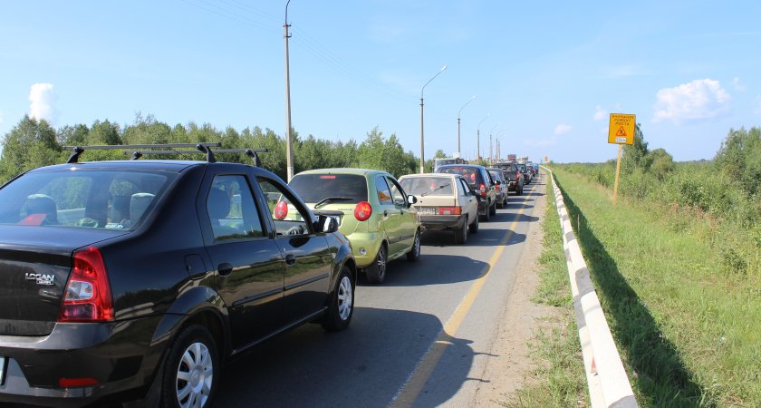Скопление из сотен машин в Сельцах попало на видео