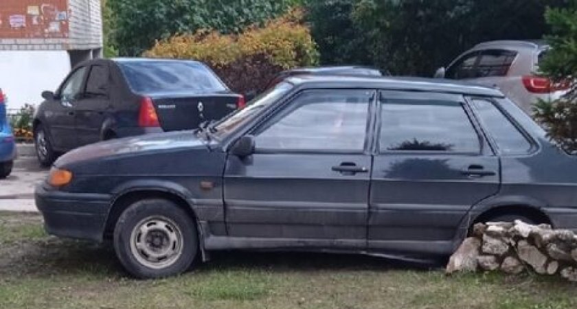 Водитель оставил автомобиль на детской площадке в Рязани