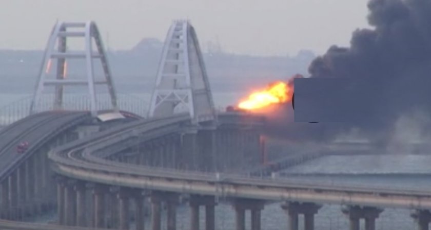 На Крымском мосту произошел подрыв грузовика и пожар