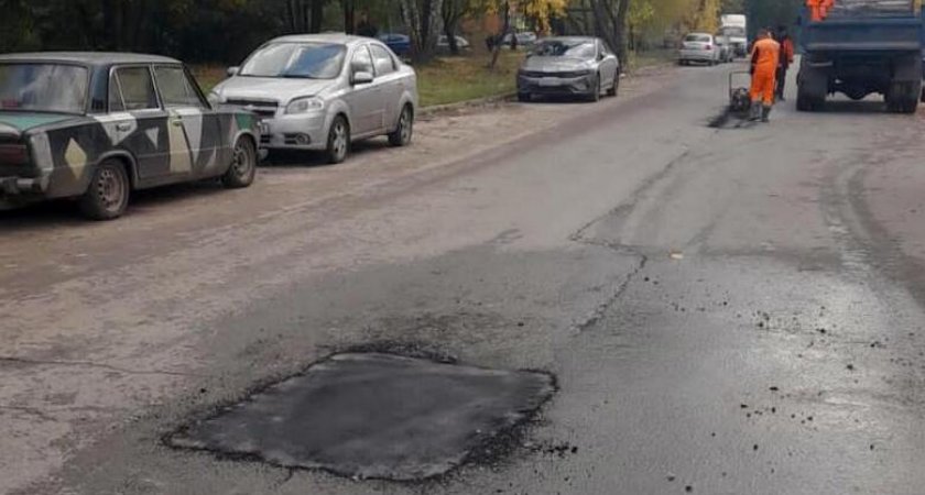 10 октября в Рязани продолжают ремонтировать дорог горячим асфальтом
