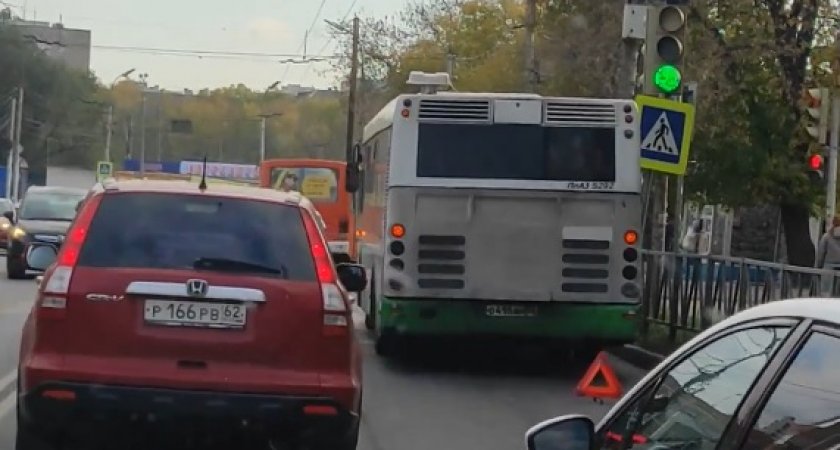 На улице Семашко образовался затор из-за ДТП с автобусом