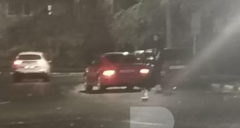 Возле Вознесенского храма в Рязани автомобиль влетел в припаркованную машину